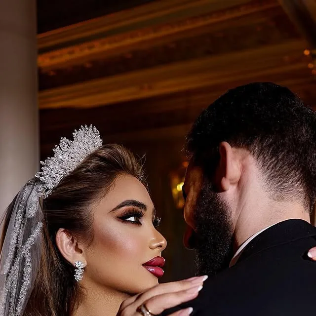 عروسان في حفل زفافهما في إسطنبول