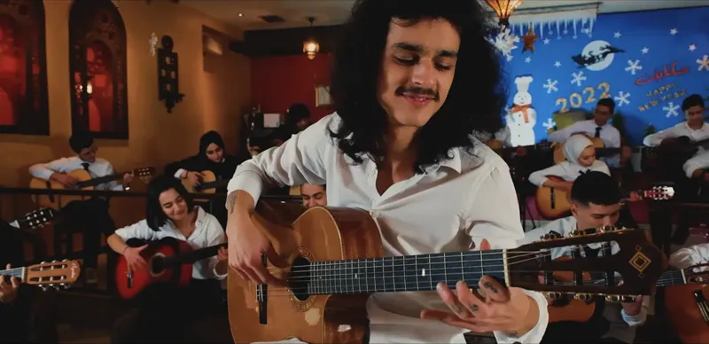 The soloist with his guitar among the orchestra